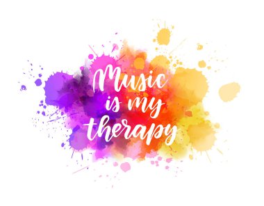 Müzik benim terapim. Soyut suluboya boya arka plan üzerine el yazısıyla yazılmış modern el yazısı harfleri. İlham verici metin.