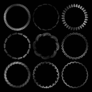 Gümüş sevimli yuvarlak çerçeve. Vektör çelenk otlar ve yaprakları ile.