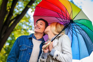 Sonbahar şemsiyesi altında romantik tarihte seven Çift.