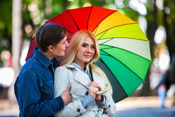 Casal amoroso na data sob guarda-chuva em bom dia de outono . — Fotografia de Stock