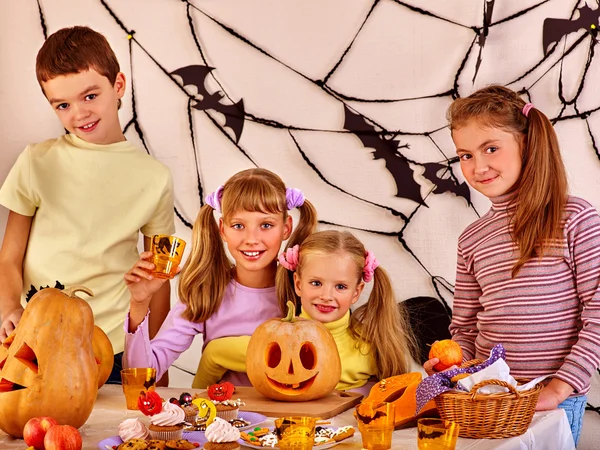 トリック ・ オア ・ トリートの食品を食べている子供たちのハロウィーン パーティー. — ストック写真