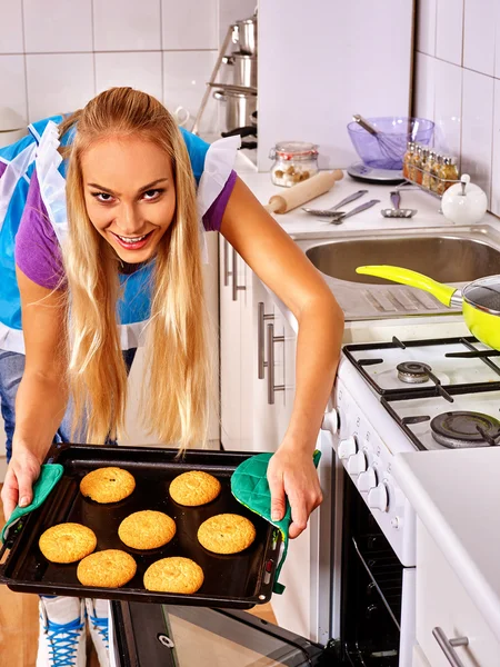 Jonge blonde lachende vrouw bakken koekjes. — Stockfoto