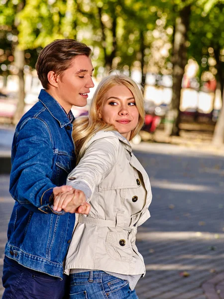 Pasangan muda berpelukan dan menari di taman musim gugur . — Stok Foto