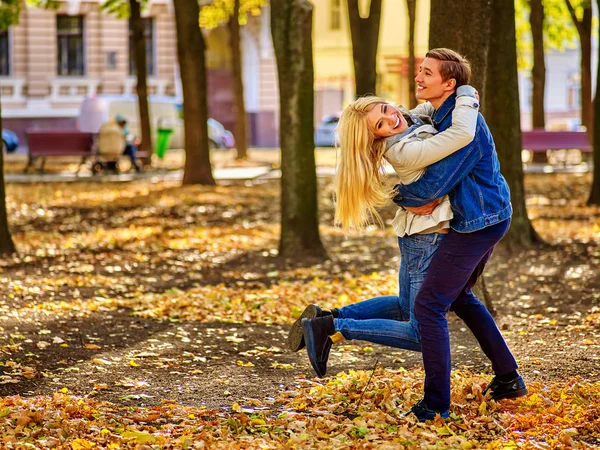 Giovane coppia riposo attivo all'aria aperta nel parco autunnale . — Foto Stock