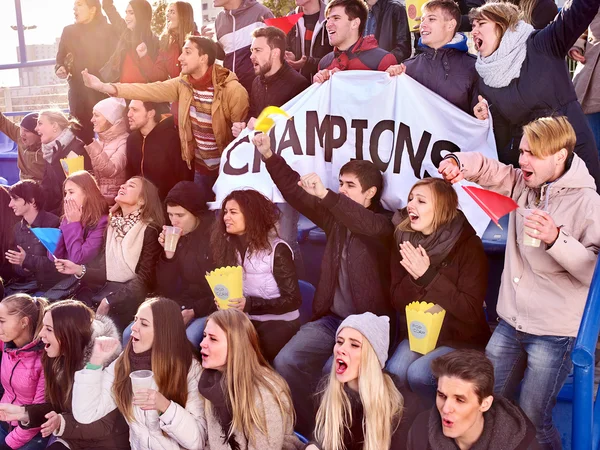 Sport fans håller mästare banner på tribuner. — Stockfoto