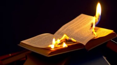 Açık kitap siyah arka plan üzerine yazma.