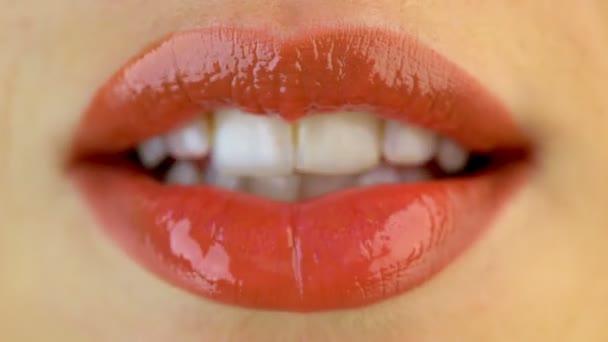 Close-up van bewegende vrouwelijke lippen. — Stockvideo