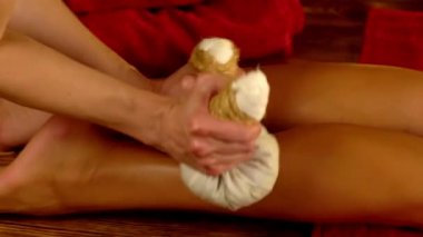 Spa salonunda sıcak ayak lapa masajı. Yavaş çekim.