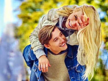 Sarılma ve parkta flört genç Çift.