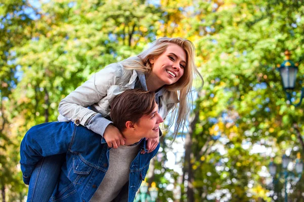 Jong koppel knuffelen en flirten in park. — Stockfoto