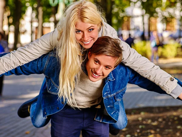 Jonge mensen met plezier in de herfst park. — Stockfoto