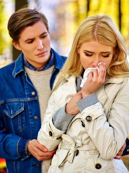 Kvinnan gråter på grund av en oönskad graviditet i höst park. — Stockfoto