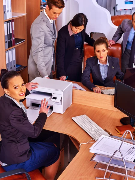 Como siempre. Gente del grupo feliz imprimiendo en oficina . — Foto de Stock