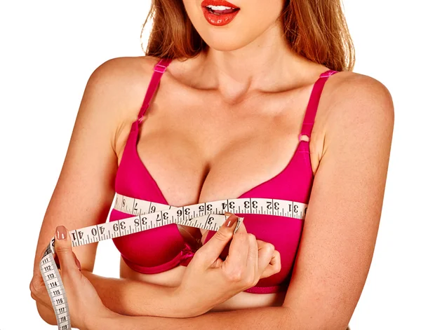 Flicka i underkläder mäter sitt bröst måttband. — Stockfoto