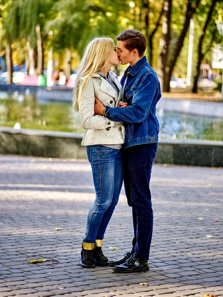 Jong koppel knuffelen en flirten in park. — Stockfoto