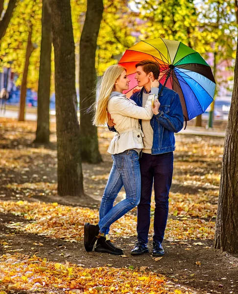 Sonbahar parkında çift sarılma ama serpme olduğunu . — Stok fotoğraf
