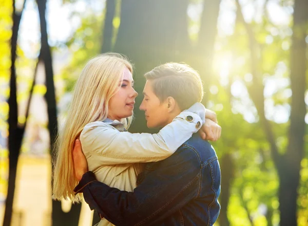 Młoda para, przytulanie i flirty w parku. Całowanie w słońcu. — Zdjęcie stockowe