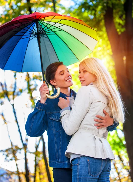 Loving couple on date under umbrella. Sun after rain. — Stock Photo, Image