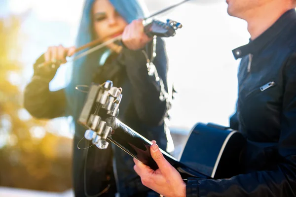 Müzik sokak sanatçıları ile kız kemancı. Güneş ışınları müzik. — Stok fotoğraf