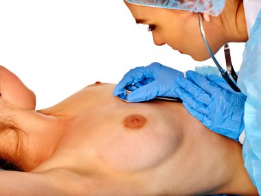 Stetoskop ile kadın göğüsleri yakın çekim.