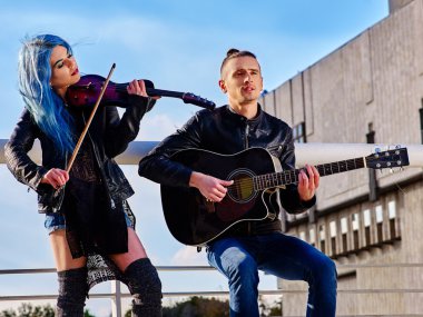 Buskers kız kemancı çatıda ile.