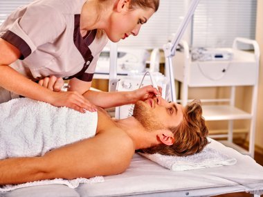 Peeling hydradermie masaj alan adam. Yüz Elektroterapi.