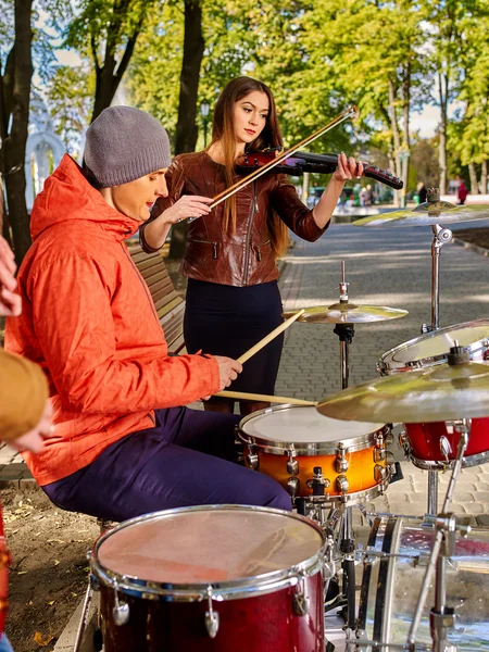 Buskers with girl violinist on autumn outdoor. — Stock Photo, Image