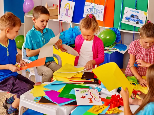 Children make overall project are making something out of paper. — Stockfoto