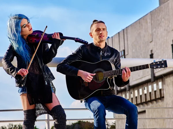 Buskers kız kemancı çatıda ile. — Stok fotoğraf