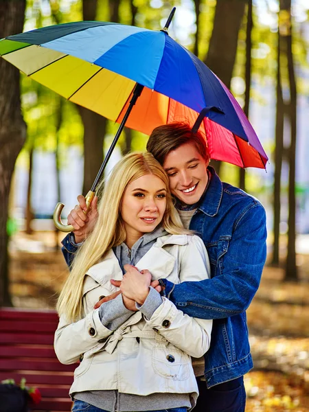 Amare coppia un appuntamento sotto l'ombrello. Morbido dopo la pioggia . — Foto Stock