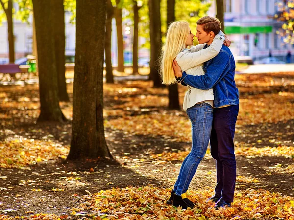 Young couple hugging and flirting in park. Autumn love. — Stock fotografie