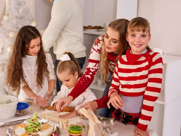 Familj med barn Rulla degen i xmas kök. — Stockfoto