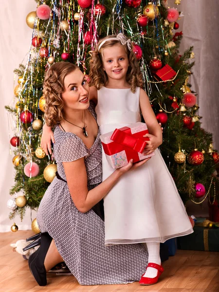 Criança com mãe cumprimentou o Natal — Fotografia de Stock