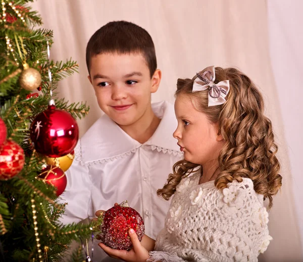 接受礼品圣诞树下的儿童. — 图库照片
