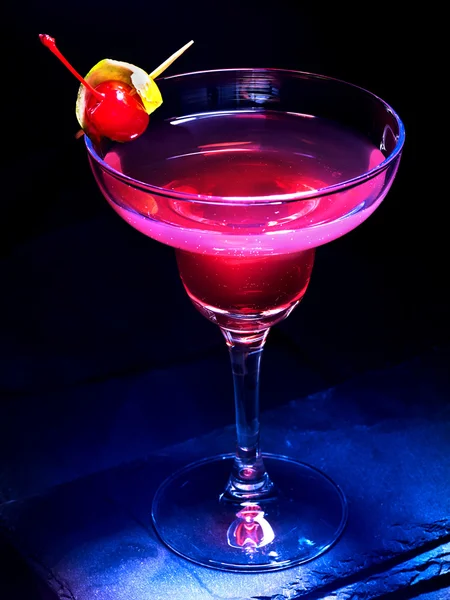 Cocktail alcool cerise sur fond noir  . — Photo
