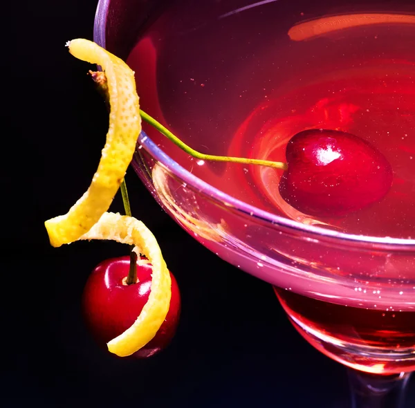 Cocktail di ciliegie con fetta di limone . — Foto Stock