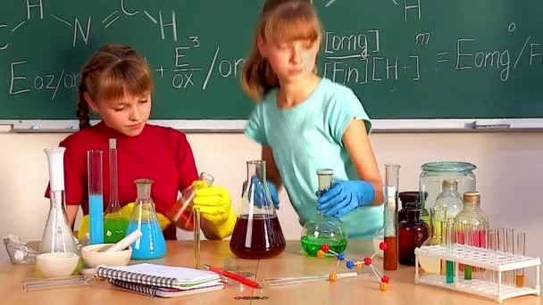 Niños en clase de química . — Vídeos de Stock