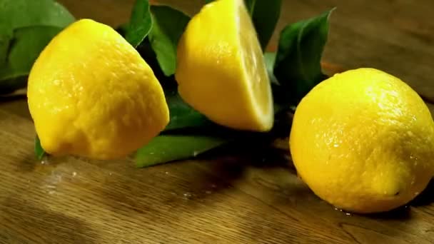 Lemons with leaves on wooden boards. — Stock Video