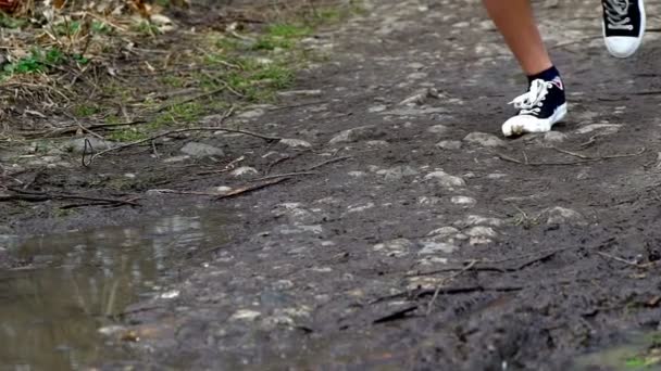 Runner woman jogging through puddles. — Stock video