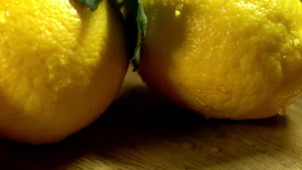 Zitronen mit Blättern auf Holzbrettern. — Stockvideo