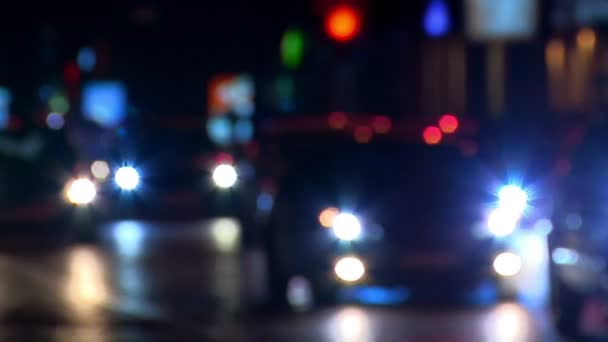 Trafic dans la rue de nuit. Blurs déconcentrés des voitures . — Video