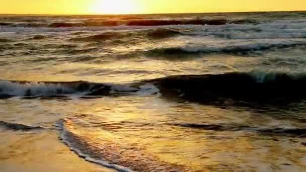 Vacker orange solnedgång vid havet. — Stockvideo