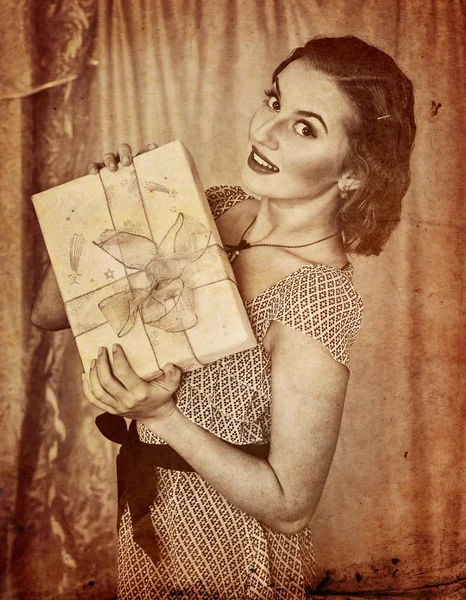 Retro portrait of woman keeps gift box. — Stock Photo, Image