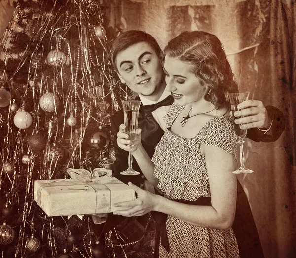 Çift Noel partisi Retro vintage portresi. Siyah ve beyaz . — Stok fotoğraf