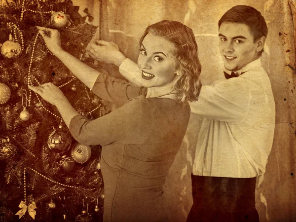 Paar auf Weihnachtsfeier. Schwarz-Weiß-Retro-Porträt. — Stockfoto