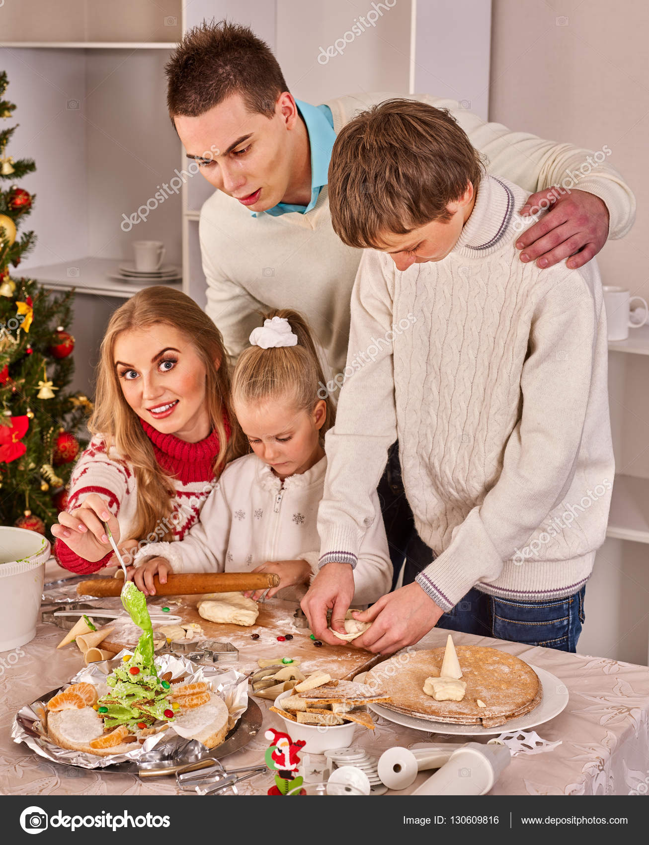 Fam Lia Completa Com Crian As Rolando Massa Na Cozinha De Natal Fam Lia Completa Com Crian As Rolando Massa Na Cozinha De Natal