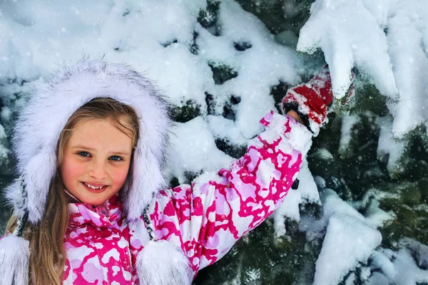 Roupas de inverno menina e chapéu quente com muita neve . — Fotografia de Stock