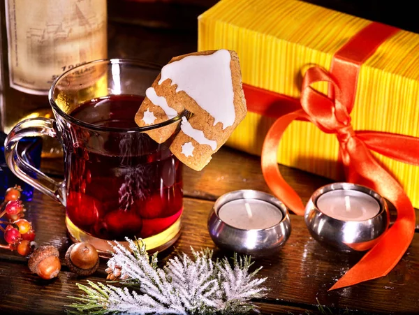 Bebida de calentamiento de invierno decorar galleta y caja de regalo . — Foto de Stock