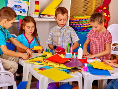 Çocuk renkli kağıt dışında bir şey yapıyoruz.