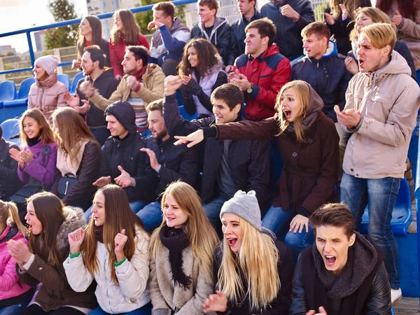 Aficionados al deporte aplaudiendo y cantando en tribunas . — Foto de Stock